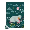Puzzle Amitié Janod, enfant en pyjama rose serre un ours blanc, fleurs colorées, ciel étoilé.