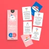 Boîte rose Relax Max jeu de cartes Minus avec cartes blanches et bleues illustrées.