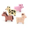 Quatre animaux de la ferme en bois aimantés : vache beige tachetée, cochon rose, cheval marron, chèvre beige.