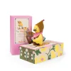 Peluche Rita la cane jaune Les Minouchkas avec chapeau et écharpe rose, boîte fleurie Moulin Roty.
