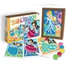 Kit Sablimage Princesses avec princesses en robe colorée, sachets de sable multicolore et spatule.
