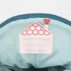 Etiquette blanche en forme de maison avec toiture rose et cœur rouge sur sac bleu clair Jeanne le chat