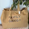 Sac cabas caramel en tissu épais, inscription Family Gang à motifs léopard, poignées larges.