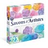 Boîte Savons d'Artistes Sentosphère avec savons colorés transparents et fleurs incluses.