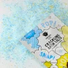 Sel de bain crépitant bleu et jaune Nailmatic Kids avec sachet coloré blanc bleu jaune.