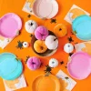 Serviettes d'Halloween Citrouille colorées rose, bleu, orange sur fond orange vif avec araignées noires.