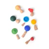 Douze champignons Little L en bois naturel et silicone coloré, caps multicolores.
