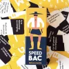 Boîte jaune et bleue Speedbac avec personnages illustrés, cartes blanches et noires dispersées.
