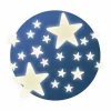 Stickers phosphorescents Djeco étoiles blanches de tailles variées sur fond bleu.