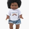 Poupée Gordis portant un T-shirt blanc United Tribe avec arc-en-ciel et short en jean.