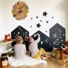 Tableau magnétique Ma ville Ferflex noir en forme de maisons, enfants jouant assis.