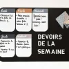 Tableau magnétique noir avec cases colorées et notes écrites à la main, Organisateur hebdomadaire Ferflex