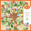 Arbre marron souriant en fond, feuilles et fleurs en feutrine colorée, animaux et cerf-volant joyeux.