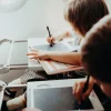 Deux enfants dessinant sur tablettes à dessin blanches Kidydraw-Mini Animaux Kidywolf.