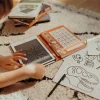 Tablette à dessin Dinosaure Kidydraw Mini avec dessins dinosaures noirs sur fond gris