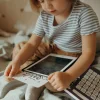 Enfant tirant un dessin noir et blanc de la tablette à dessin Kidydraw Mini Kidywolf.
