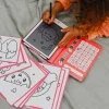Enfant dessinant un personnage kawaii sur tablette Kidydram-mini rose avec modèles papier.