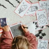 Enfant dessinant un cupcake sur la tablette à dessin Kawaï Kidydram-mini Kidywolf, cartes modèles autour.