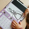 Tablette à dessin Kidydram-mini violette avec dessin princesse à colorier noir et blanc.