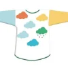 Tablier Djeco blanc avec manches longues bleu clair et jaune, motifs nuages colorés.