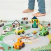 Tapis circuit Campagne Cross Roads avec voitures en bois colorées et personnages dessinés.