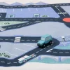 Tapis circuit Avenue du Moulin avec route noire, zones bleues et voiture bleue en bois.