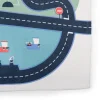 Tapis circuit Avenue du Moulin avec routes noires, étang bleu et petits bateaux rouges et bleus.