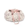 Tapis de jeu et sac de rangement Après la pluie, tissu blanc imprimé petites baies, anses roses.