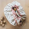 Tapis de jeu Après la pluie blanc et rose à motifs baies, en sac rond avec cordon
