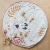 Tapis de jeu rond Après la pluie beige avec animaux et feuilles, sac rose pâle.