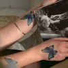 Tatouage éphémère papillon bleu sur avant-bras et main, bracelet argenté fin