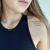 Tatouage éphémère phrase noire épaule "Il est grand temps de rallumer les étoiles