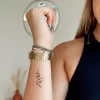 Tatouage éphémère Sioou branchage fin noir gris sur avant-bras femme