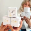 Boîtes blanches tatouages éphémères Tattoo box Noël 2023, textes dorés et dessins fêtes.