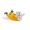 Tirelire chien Puce et Pilou allongé jaune, casque bleu, bottes bleues Moulin Roty