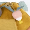 Détail jouet Tortue géante Trois petits lapins, radis rose en tissu doux et feuilles vertes.