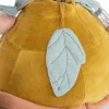Tortue géante d'activités moutarde en tissu velours avec feuille bleu clair brodée