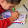 Enfant coloriant trousse lavable Espace avec feutre vert, motifs planètes et fusées.