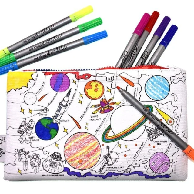 Trousse à colorier lavable Espace avec motifs planètes, fusées, et feutres colorés.