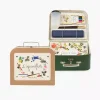 Valise beige et verte L'aquarelliste avec accessoires peinture et carnet assorti Moulin Roty.