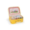 Valise jaune métal ouverte avec set de thé coloré et illustration animaux La grande famille