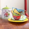 Valise set de thé métal La grande famille, tasses colorées empilées avec motifs floraux