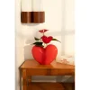 Vase Love Rouge DOIY en forme de cœur brillant avec fleurs rouges et feuilles vertes.