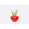 Vase Love Rouge DOIY en forme de cœur brillant avec fleurs blanches