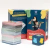 Boîte de Yakafokon, cartes colorées empilées et dé bleu du jeu de société parentalité.