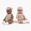 Poupée Yann assise en combinaison Tom beige en double gaze et casquette assortie
