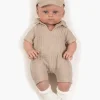 Poupon Yann en combinaison Tom beige double gaze et casquette assortie, chaussettes blanches.