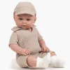 Poupée Yann en combinaison et casquette beige en double gaze, chaussettes blanches.